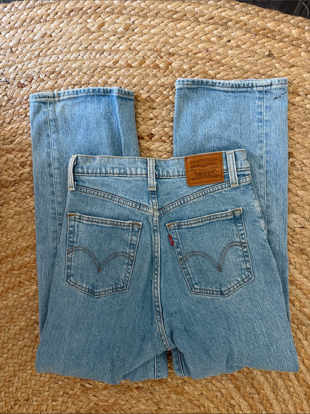 Levi’s Distressed Ribcage Straight Leg - Picture 6 of 6